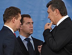 Виктор Янукович угодил меж двух союзов