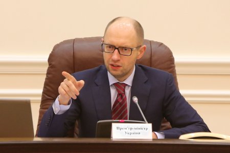 Яценюк: повысить зарплаты и пенсии требуют агенты ФСБ