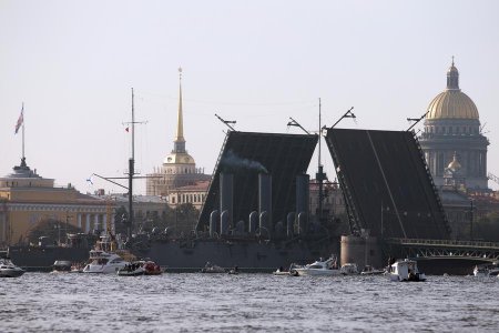 ​Легендарный крейсер «Аврора» отбуксирован из Санкт-Петербурга на ремонт в  ...