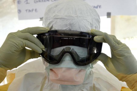 ​Эпидемия вируса Эбола заставляет американцев скупать костюмы химзащиты