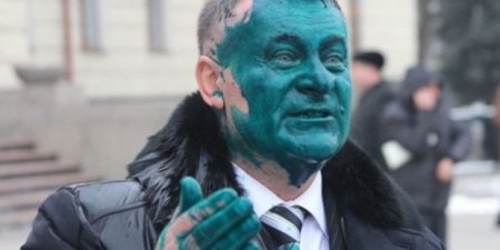 Народные люстраторы облили зелёнкой депутата Хмельницкого облсовета — Видео