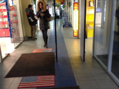 В Москве посетителям торгового центра разрешили топтать флаг США