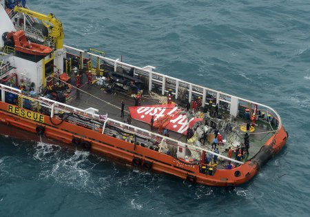 ​Водолазы приступили к подъёму со дна Яванского моря «чёрного ящика» разбившегося лайнера AirAsia