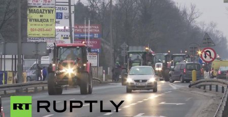 Протест в Варшаве - фермеры на тракторе требуют компенсацию
