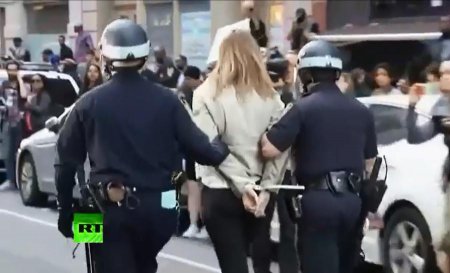 Массовая акция протеста против полиции США прошла в Нью-Йорке