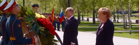 Опубликовано видео возложения венков Путиным и Меркель