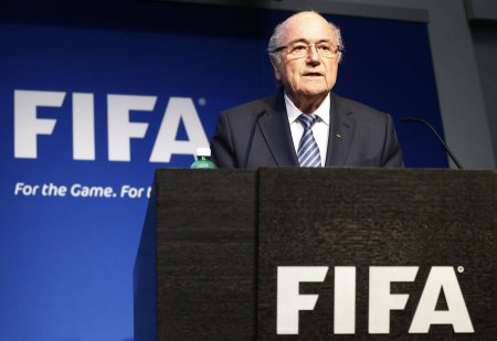 Через четыре дня после переизбрания президент ФИФА Йозеф Блаттер заявил о с ...