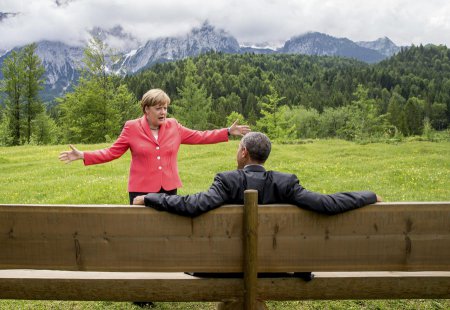 Разводящая руками Ангела Меркель и сидящий на лавочке Обама породили волну творчества в соцсетях