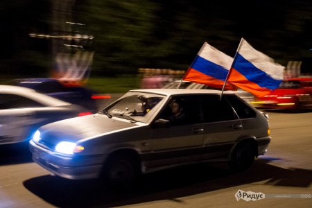 В Москве в честь Дня России выстроили триколор из 500 автомобилей