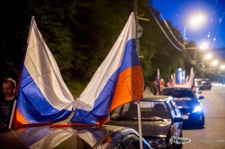 В Москве в честь Дня России выстроили триколор из 500 автомобилей