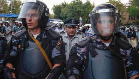 Полиция Еревана дала протестующим 30 минут, чтобы освободить центр столицы  ...