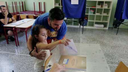 Избирком: более 61 процента греков сказали "нет" на референдуме