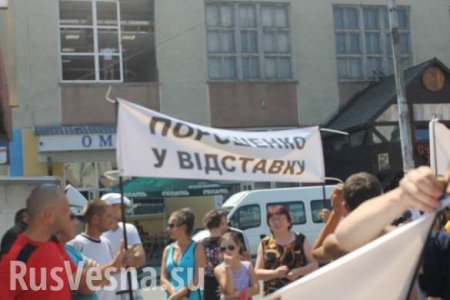 Жители Хуста выступили против политики Порошенко и за автономию Закарпатья (ФОТО)