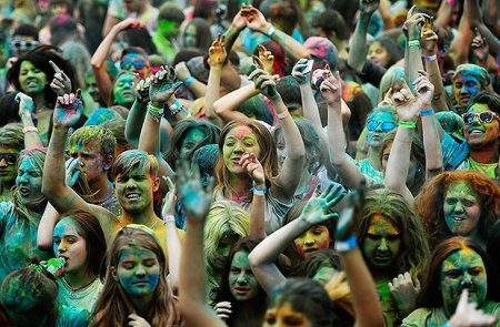 Подростки-мертвецы: Что такое «Фестиваль красок Холи» и зачем мажут наших д ...