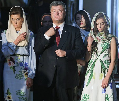 Жена и дочь Порошенко пришли на псевдомолебен в платьях с укропом, как символе единства нации