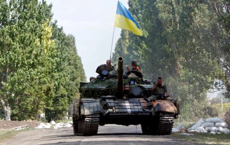 Ополченцы ДНР эвакуировали оставленный ВСУ на линии фронта танк с американс ...