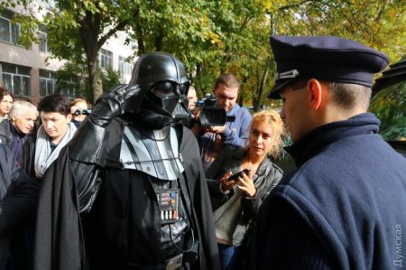 Выборы в Одессе: Дарт Вейдер не смог проголосовать, а Чубакку задержала полиция (фото)