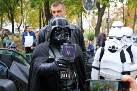 Выборы в Одессе: Дарт Вейдер не смог проголосовать, а Чубакку задержала полиция (фото)