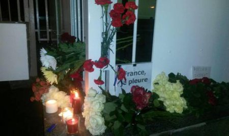 К посольству Франции в России несут цветы