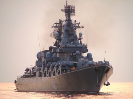 Эсминец США Carney наблюдает за крейсером "Москва" у берегов Сирии