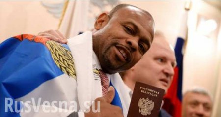 Боксер Рой Джонс проведет в Москве последний бой в карьере