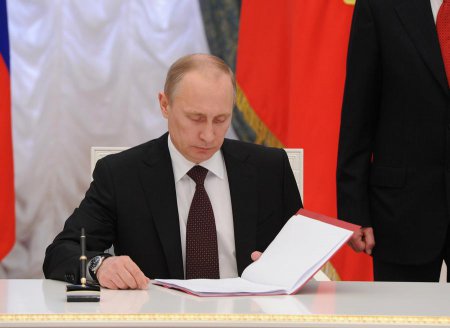 Владимир Путин подписал поправки о применении закона об ответных мерах на а ...