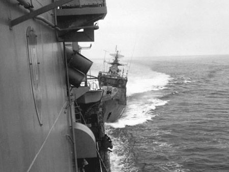 Плата за наглость: как наш сторожевик протаранил корабль ВМС США в Черном м ...
