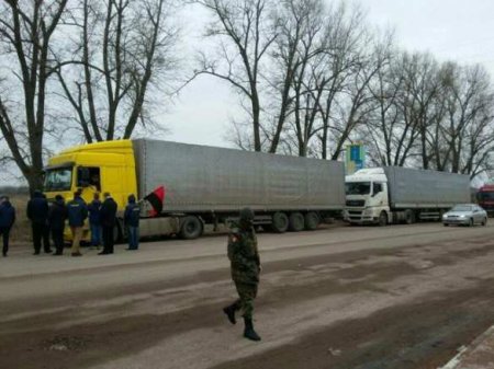 Дуракам закон не писан: радикалы продолжают блокировать российские фуры на Украине (ФОТО)