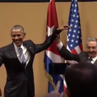 Рауль Кастро заломил руку Обаме на их личной встрече. (ВИДЕО)