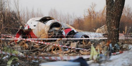 Министр обороны Польши назвал теракт причиной крушения самолета Качиньского
