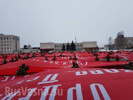 Во Владимире развернули 71-у масштабную копию Знамени Победы общей площадью около 15000 квадратных метров (+ФОТО, ВИДЕО)