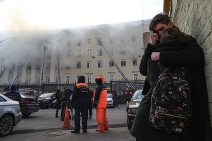 Оригинальные селфи: Москвичи фотографировались на фоне горящего здания Минобороны