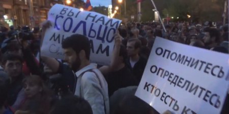 В Ереване на акции протеста закидали российское посольство яйцами