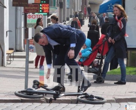 Виталий Кличко упал с велосипеда по пути на работу