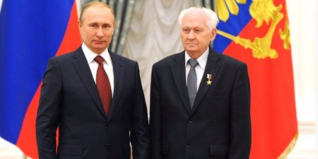 Путин вручил пятерым россиянам звезды Героев Труда