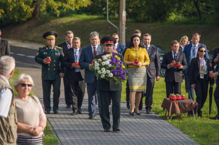 Порошенко возложил цветы к памятнику жертвам Волынской трагедии
