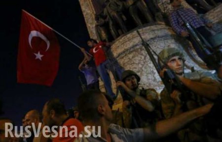 Военные, захватившие мост через Босфор, сдаются властям (ВИДЕО)
