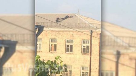 Снайперы на крышах и эвакуация жителей — спецоперация в Ереване (ПРЯМАЯ ТРАНСЛЯЦИЯ, ФОТО)