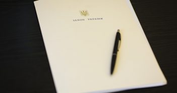Порошенко подписал закон о замене слова «инвалид» в документах
