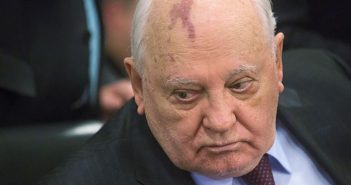 Мир подошел к опасной черте, – Горбачев