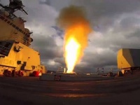 Американский эсминец против йеменских противокорабельных ракет
