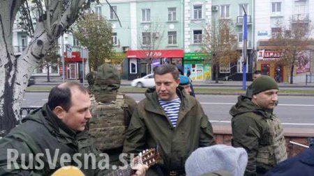Народная Республика: руководители ДНР поют песни под гитару с молодежью на улицах Донецка (ФОТО)
