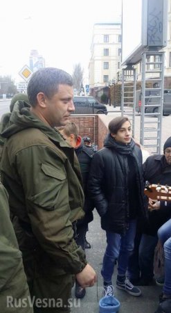 Народная Республика: руководители ДНР поют песни под гитару с молодежью на улицах Донецка (ФОТО)