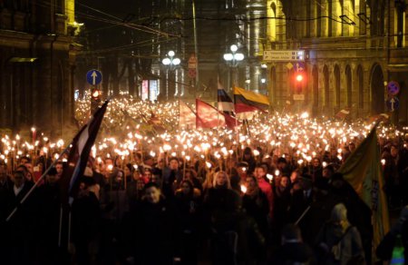 В Риге несколько тысяч националистов провели факельное шествие