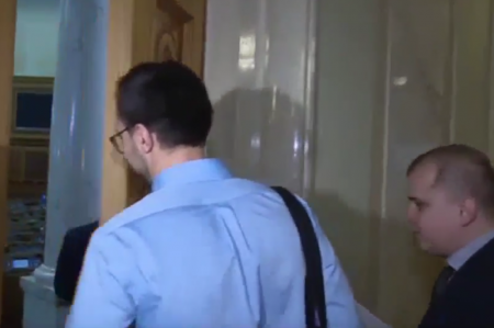 Лещенко скрылся от НАПК в зале Рады (видео)