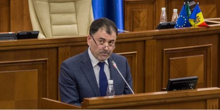 Президент Молдавии уволил министра обороны, сносившего памятники "советским оккупантам"