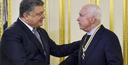 Порошенко наградил Маккейна орденом и пригласил на Донбасс