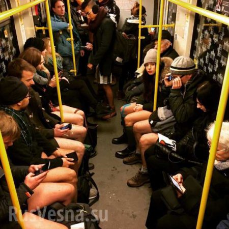 Их нравы: в Европе и США тысячи людей разделись в метро (ФОТОЛЕНТА)