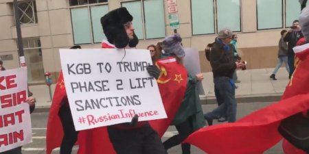 "Make Russia Great Again": в Вашингтоне устроили перфоманс в советском стиле