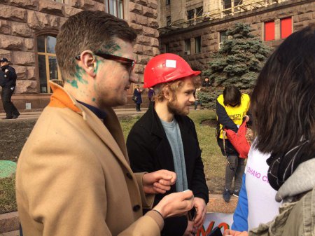В Киеве участников марша за права женщин пытались облить зеленкой и кефиром